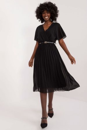 Robe noire midi plissée ceinturée